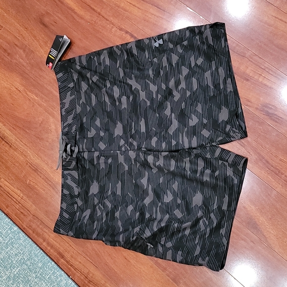 NWT Men's size 42 Under Armour board shorts